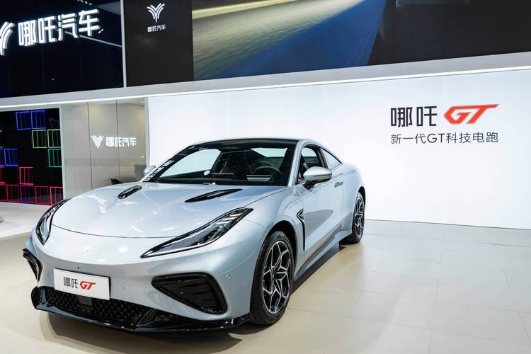 重庆192哪吒汽车在智能汽车领域的表现，领途汽车在新能源汽车市场中的影响力